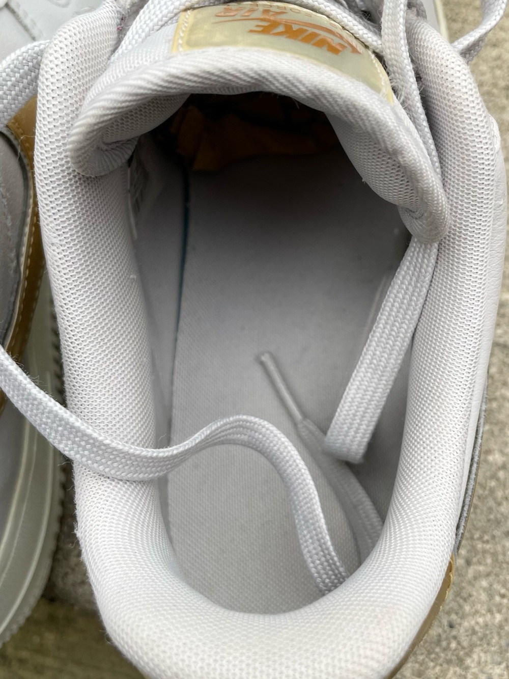 Nike Air Force 1 Women’s Sneakers White Gold Size US 8 EUR 39 CM 25 Authentic - Picture 8 of 9